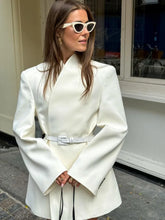 Afbeelding in Gallery-weergave laden, DARA Women's Solid Collar Coat with Shoulder Pads and Long Full Sleeves - Elegant and Loose