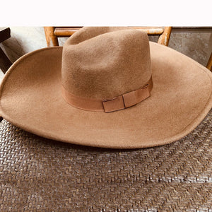 JARI Wide-Brimmed Fedora Hat with a Fashionable Look