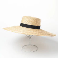 Laden Sie das Bild in den Galerie-Viewer, DELLA Oversized Beach Hat For Women With Big Brim - Bali Lumbung