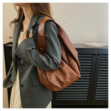 Cargar imagen en el visor de la galería, GWEN Women&#39;s Shoulder Bag with Solid Color and Crossbody Design