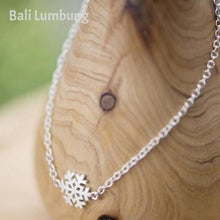 Laden Sie das Bild in den Galerie-Viewer, RIA Winter Snowflake Silver Bracelets - Bali Lumbung