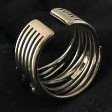 Laden Sie das Bild in den Galerie-Viewer, AGALIA #1 Irregular Multilayer Minimalist Silver Adjustable Rings