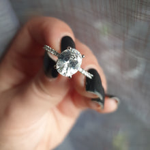 Laden Sie das Bild in den Galerie-Viewer, OLIVE #1 Crystal Ring for Women Engagement Oval Shape Ring - Bali Lumbung