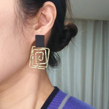 Indlæs billede til gallerivisning DELA Elegant Simple Metal Black Swirl Drop Earrings - Bali Lumbung