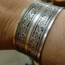 Laden Sie das Bild in den Galerie-Viewer, SANA Boho Antique Silver Cuff Bangle Carving Adjustable Bracelets