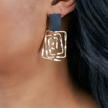 Cargar imagen en el visor de la galería, DELA Elegant Simple Metal Black Swirl Drop Earrings - Bali Lumbung
