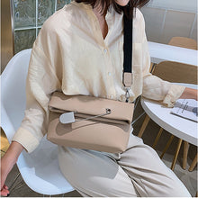 Laden Sie das Bild in den Galerie-Viewer, CORA #1 Unique Crossbody Clutch Designer Handbag