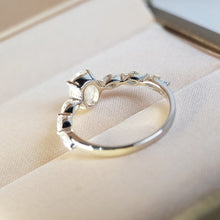 Laden Sie das Bild in den Galerie-Viewer, OLIVE #2 Delicate Engagement Rings AAA Cubic Zirconia