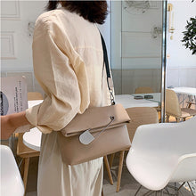 Laden Sie das Bild in den Galerie-Viewer, CORA #1 Unique Crossbody Clutch Designer Handbag