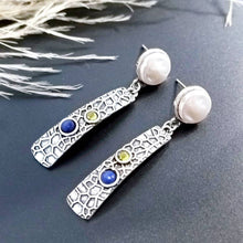 Laden Sie das Bild in den Galerie-Viewer, TEAGAN White Pearl Knob Silver Texture Boho Earrings with Green Blue Stones