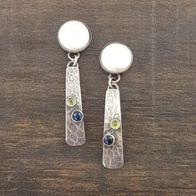 Indlæs billede til gallerivisning TEAGAN White Pearl Knob Silver Texture Boho Earrings with Green Blue Stones